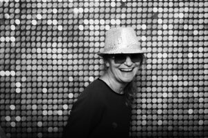 Photobooth verjaardag of feest photoboothfoto in het zwart wit van een lachende vrouw met een zilveren hoedje op